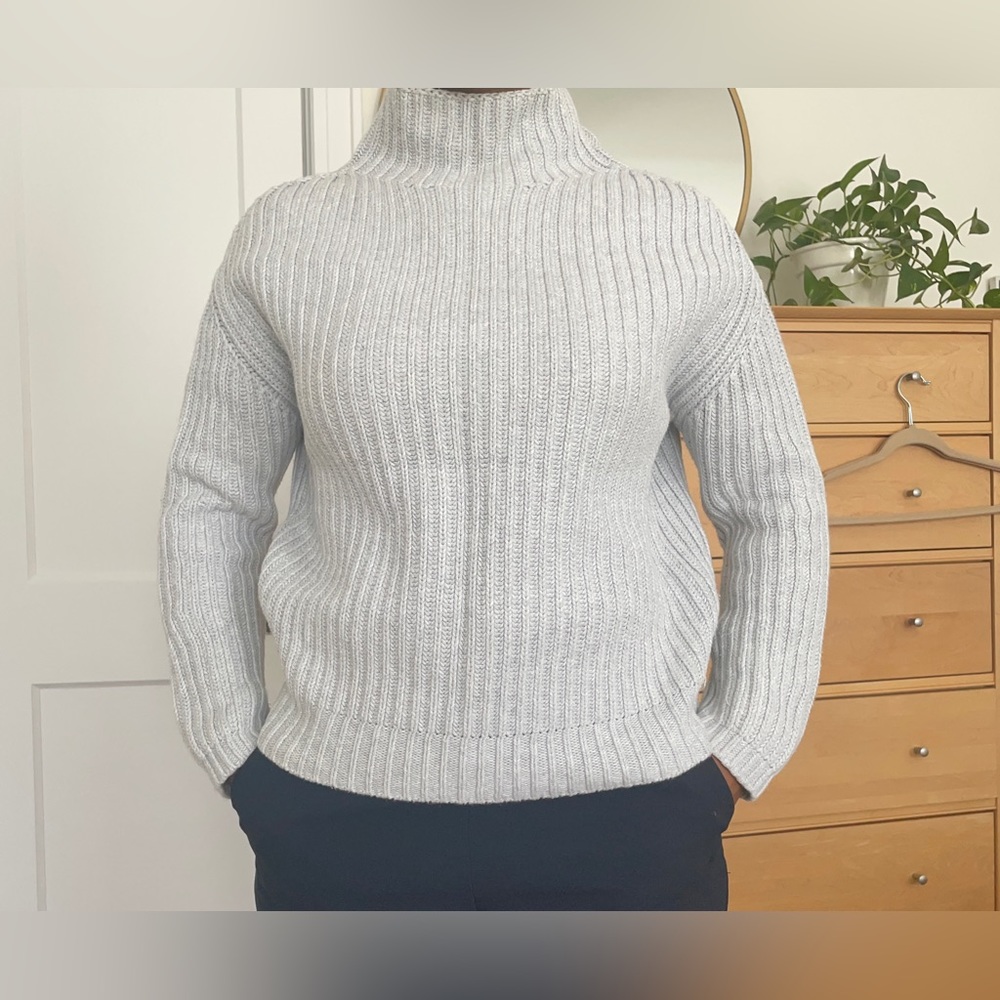 Gray ribbed knit Gap sweater size xs